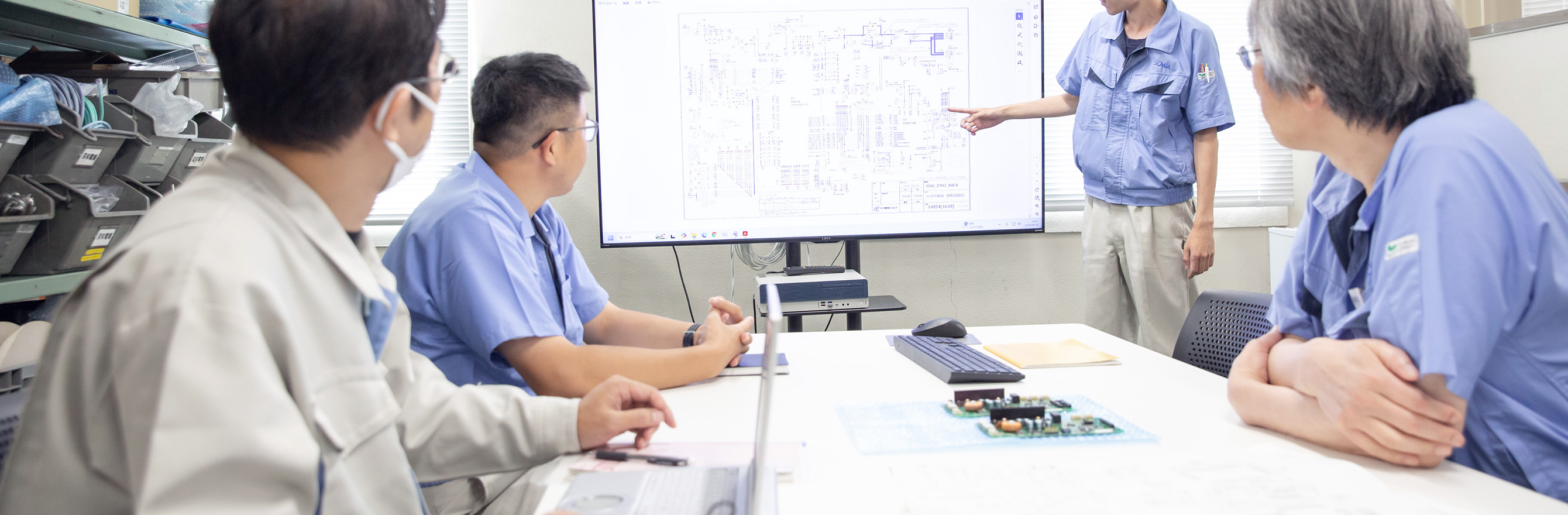 基板実装についての打ち合わせをしている様子